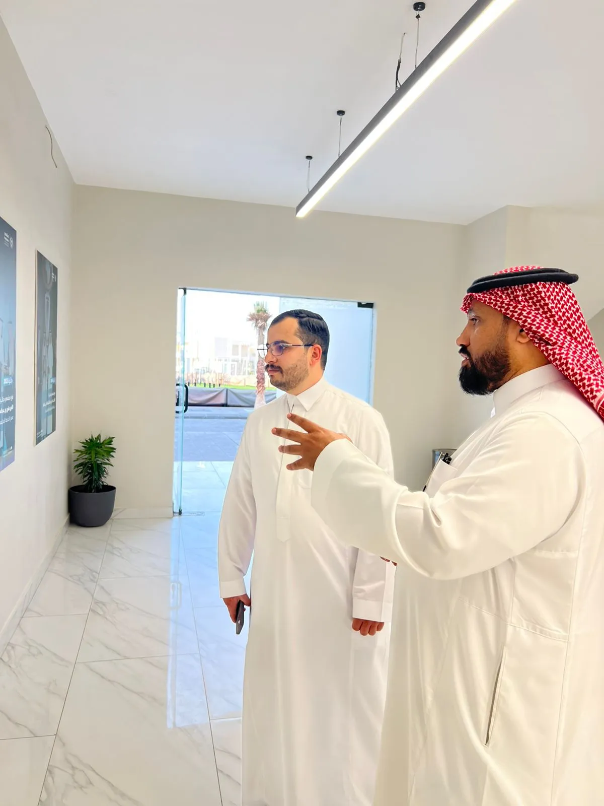 الأمين العام ونائبه يزوران مركز الأمير عبد المجيد بن عبد العزيز الحضاري